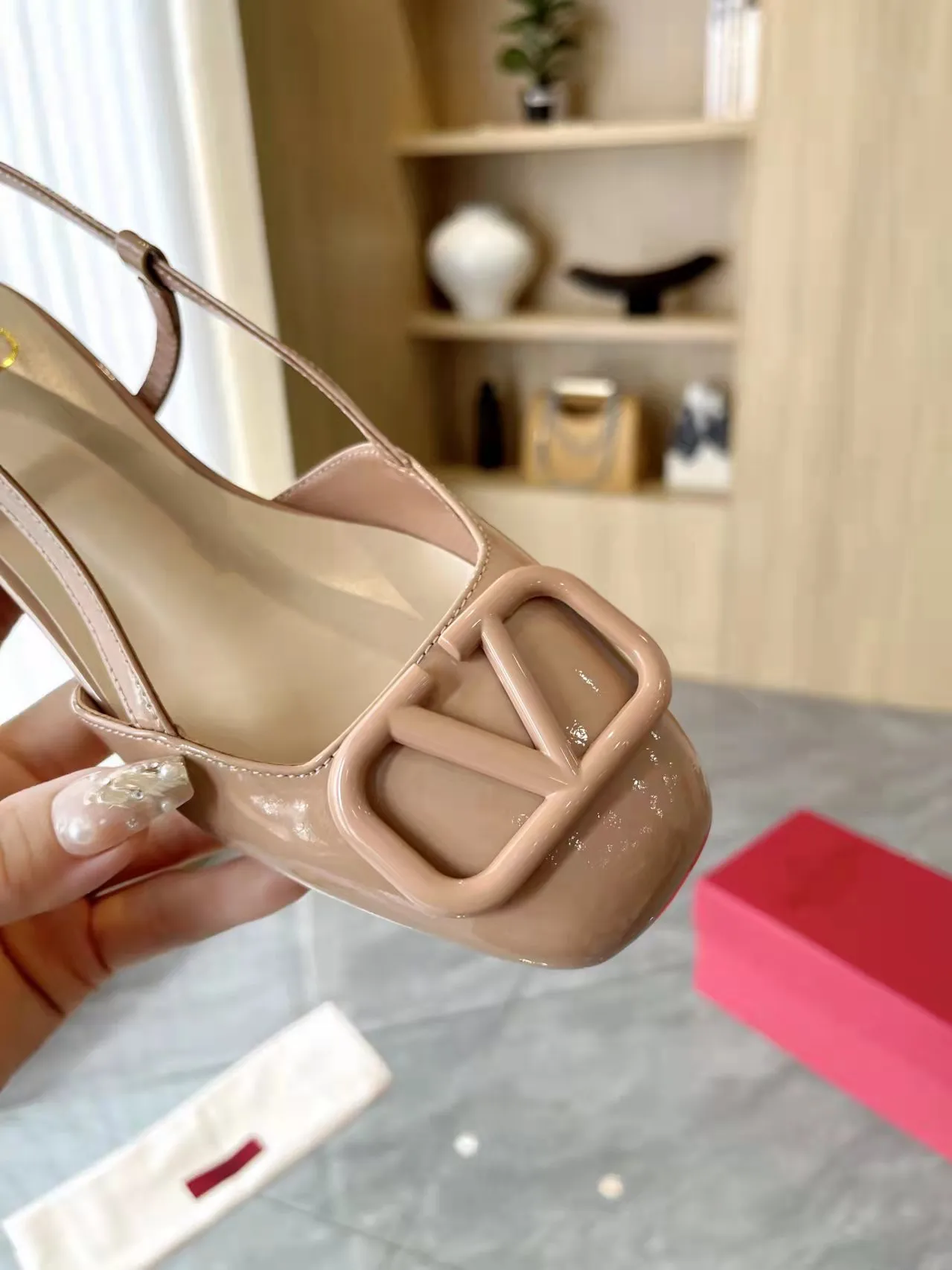👟👟Ex-factory price 400👟👟 Genuine leather sole +40 Top version 𝑉𝐴𝐿𝐸𝑁𝑇𝐼𝑁𝑂 Valentino new spring and summer women's back hollow new sandals. Unique V-buckle hardware accessories bring out a full sense of luxury. The new season will live up to expectations! Worth buying★Absolutely high-grade❥Original method, Absolutely sensual❥Elegant style, creating a different feeling, simple and elegant style!  Code number: 35-41 (34-42 customized, non-returnable) Fabric: Imported sheepskin Inner foot pads: Inner sheepskin Heel height: 2 cm Leather outsole Rubber outsole